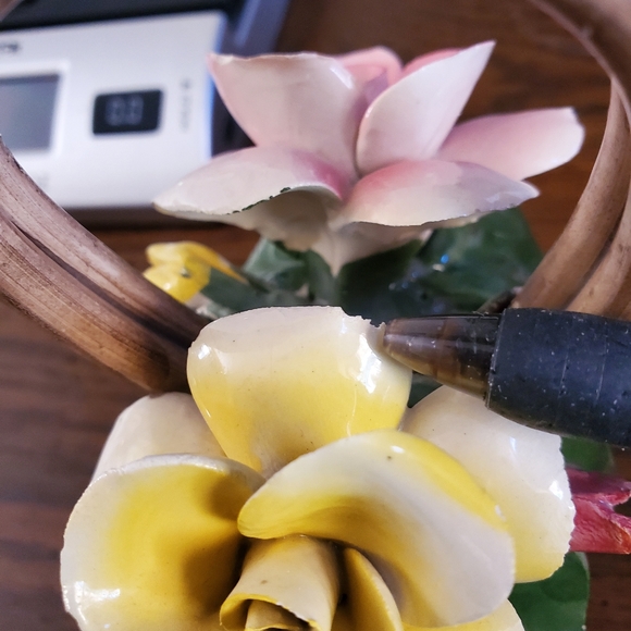 Vintage Capodimonte Flower Basket With 2 Roses And 2 Buds And Handle - Picture 5 of 11